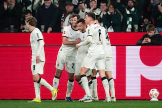Stöger celebra partido histórico con gran tiro libre y Gladbach vence 2-0 a St Pauli