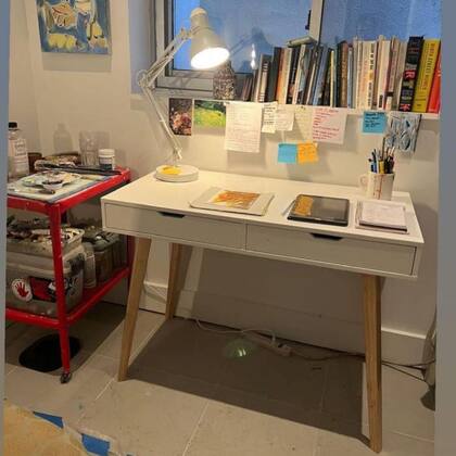 Stooping NYC tiene también un hashtag donde exhibe cómo quedaron los objetos hallados en la calle en su nuevo hogar, como este escritorio blanco con dos cajones