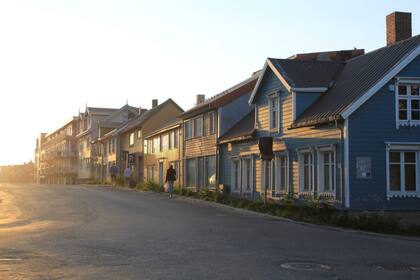 Storgata, una de las calles principales de Tromsø, a la una de la mañana en verano