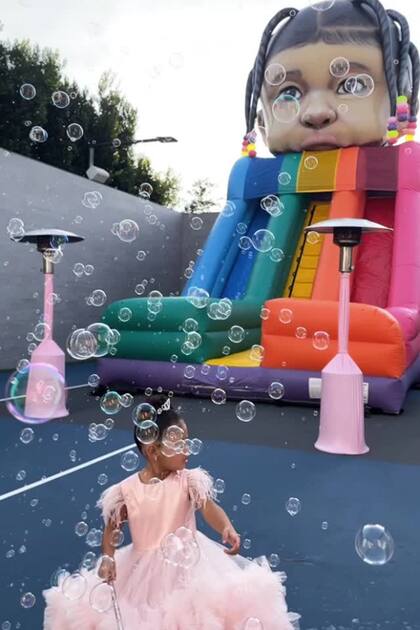 Stormi, la hija de Kylie Jenner y Travis Scott, cumplió tres años y tuvo un inflable personalizado con su rostro