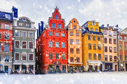 Stortorget, la plaza principal de la ciudad, rodeada por los famosos edificios de colores