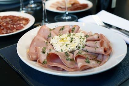 Stracciatella con mortadela genovesa, una de las especialidades del lugar.