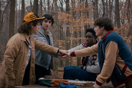 STRANGER THINGS. (L to R) Gaten Matarazzo como Dustin Henderson, Finn Wolfhard como Mike Wheeler, Caleb McLaughlin como Lucas Sinclair, y Noah Schnapp como Will Byers