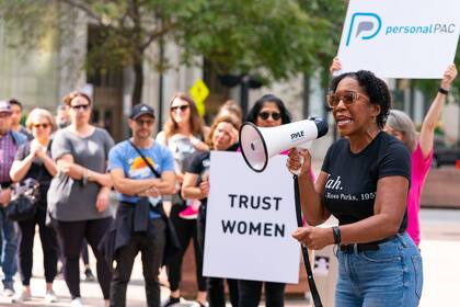 Stratton se adelanta a otros aspirantes para suceder a Dick Durbin, quien deja el cargo tras décadas en la Cámara Alta