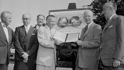 Strauss, segundo de izquierda a derecha, y Eisenhower, segundo de derecha a izquierda, en 1955.