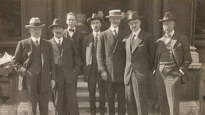 Strauss, tercero de izquierda a derecha, a los 22 años cuando trabajaba para la Administración de Alimentos de Estados Unidos.