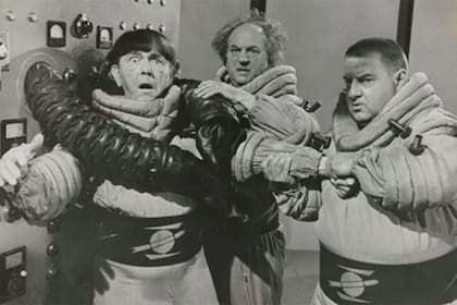 Larry Fine en el centro, en una escena de Los Tres Chiflados