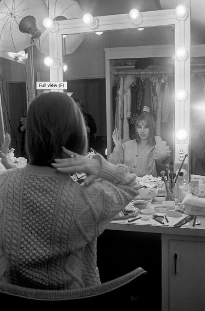Streisand en su camarín cuando protagonizó en Broadway el musical Funny Girl, en 1964