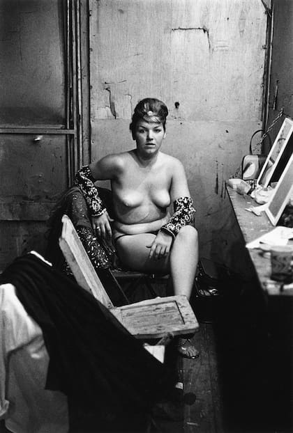 Stripper con el pecho desnudo sentada en su camarín, Atlantic City, Nueva Jersey 1961 Impresión en gelatina de plata The Metropolitan Museum of Art © The Estate of Diane Arbus, LLC. Todos los derechos reservados