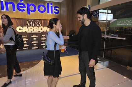 Stuart se divirtió conversando animadamente con Heredia en la previa a la proyección