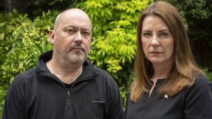 Stuart y Amanda Stephens creen que debe hacerse más para proteger a los adolescentes como Olly en las redes sociales