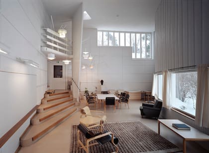 Studio Aalto A pocos metros de su casa en el barrio de Munkkiniemi, Helsinki, levantó un contenedor blanco con un frente curvo en doble altura, ventanales importantes y lleno de luz.