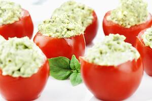 Tomates rellenos con guacamole