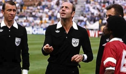 Stupar, el árbitro soviético, fue expulsado de la FIFA luego de anular el gol a pedido del jeque