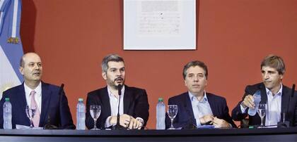 Sturzenegger, Peña, Dujovne y Caputo, en la conferencia de prensa que dieron ayer a la mañana en la Casa Rosada