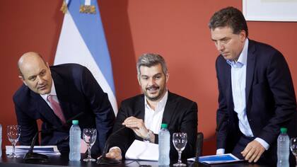 Sturzenegger, Peña y Dujovne, hoy en Casa Rosada, minutos antes de brindar la conferencia de prensa en la Casa Rosada