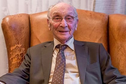 Su abuelo, con quien comparte el mismo nombre, escapó de los nazis durante la Segunda Guerra Mundial