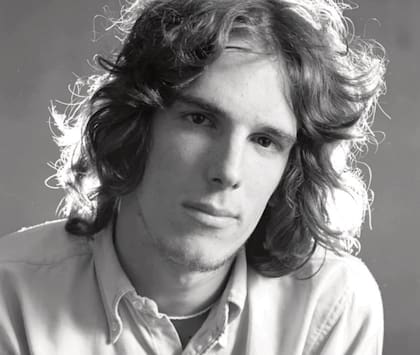 Su abuelo, Luis Alberto Spinetta, con quien guarda un increíble parecido físico