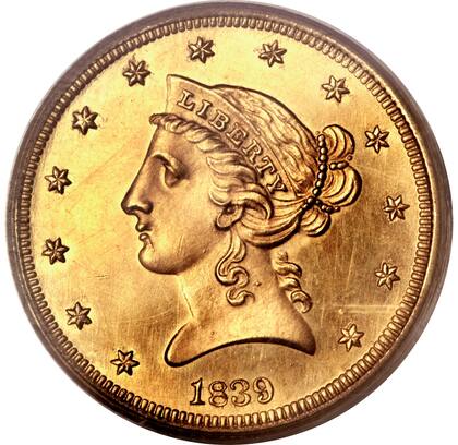 Su acabado característico incluye superficies de espejo en los fondos y relieves con un contraste mate, lo que genera una nitidez distintiva en los detalles