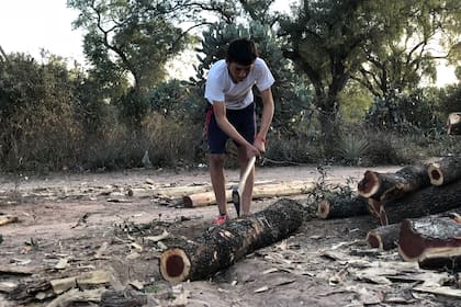 Su actividad predilecta, antes que el fútbol, es jugar a la honda.