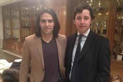 Su alcance lo llevó a conocer fíguras del fútbol como Radamel Falcao