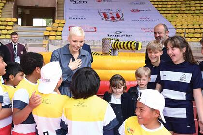 Su Alteza Serenísima con los jóvenes jugadores de rugby.
