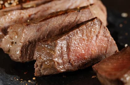 Su alto contenido de grasa marmoleada y tejido conectivo le otorga un sabor intenso y una textura jugosa, con notas a nuez