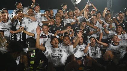 Su arquero se dislocó el hombro y atajó dos penales: el dramático ascenso de Central Norte a la Primera Nacional
Cali Rodríguez brilló en la definición desde los doce pasos entre el conjunto de Salta y Sarmiento de La Banda, que habían empatado sin goles en la final del Federal A.