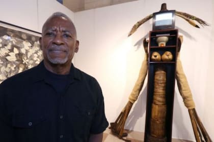 Su arte transforma objetos cotidianos en esculturas que plasman la historia social