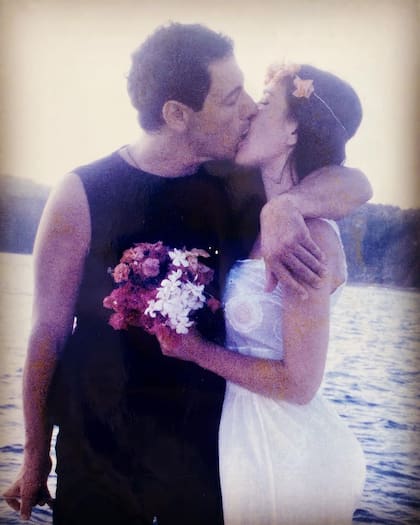 Su boda con Ricardo Mollo, hace 20 años. "Estábamos en Fernando de Noronha, en Brasil, y al pasar por un Registro Civil me preguntó si quería casarme. Enseguida dije que sí, pero nos dijeron que estaban de vacaciones. Yo, que ya había ido antes a esa isla, tenía un amigo, Marenga, capitán de un barco. Lo buscamos y nos casó en altamar", rememora.