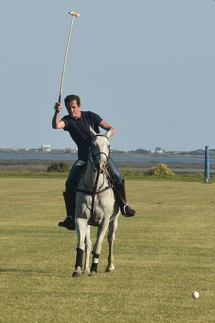 Su cable a tierra: el polo amateur. "Paso muchas horas jugando. Me desconecta del estrés del trabajo y, a la vez, me conecta con otro mundo, con otra gente, con los animales. Yo nací arriba de un caballo: mi abuelo jugaba al polo al sudeste de la provincia de Buenos Aires. Es una actividad que a mí me hace muy bien", dice él y cuenta que, de diciembre a enero, aprovecha para estar durante la temporada de polo en Buenos Aires y Punta del Este.