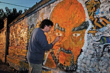 Su cara en un mural callejero en Rosario