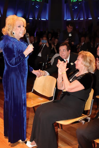 Su cariñoso saludo con Héctor Vidal Rivas y Miriam Bagó, presidenta de la Fundación.