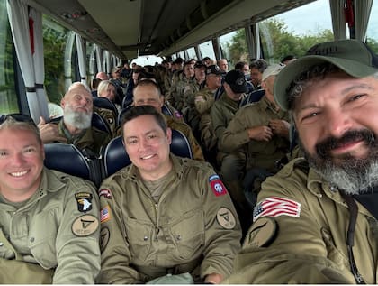 Su carrera incluye múltiples despliegues tanto en unidades del Ejército como de la Marina estadounidense