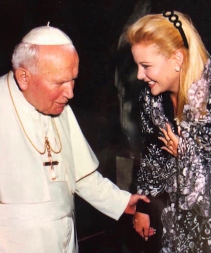 Su carrera política la llevó a conocer figuras como el entonces presidente Carlos Menem y a quien fuera Papa, Juan Pablo II 