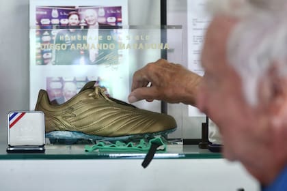 Su casa en Escobar es un museo donde se cruzan los recuerdos de su paso por el mundo del fútbol y su trayectoria como productor de medios (en la foto, con botín del homenaje a Maradona)