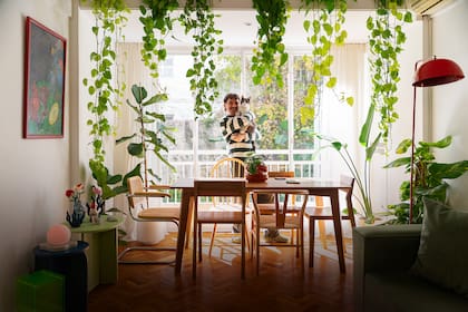 Su casa también funciona como estudio: un escenario cambiante donde graba los contenidos que comparte con su comunidad. Desde ese espacio íntimo y lleno de color, Nacho mezcla humor, diseño y un profundo amor por la naturaleza