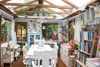 Su “Casita de Jardín”, lugar que es encuentro entre jardineras y espacio de lectura.