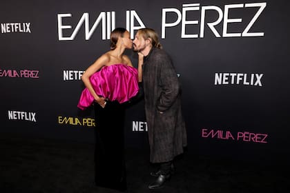 Su compañera de elenco, la colombiana Zoe Saldaña también concurrió acompañada y no tuvo reparos en posar en la alfombra roja a los besos con su esposo, el artista plástico Marco Perego
