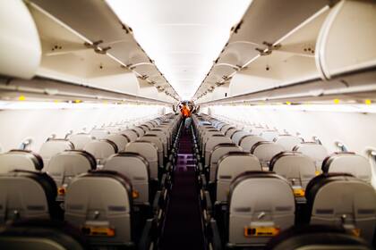 Su compañero de avión lo incomodó en su propio asiento y no tuvo otra alternativa que también incomodarlo, pero con el aire acondicionado