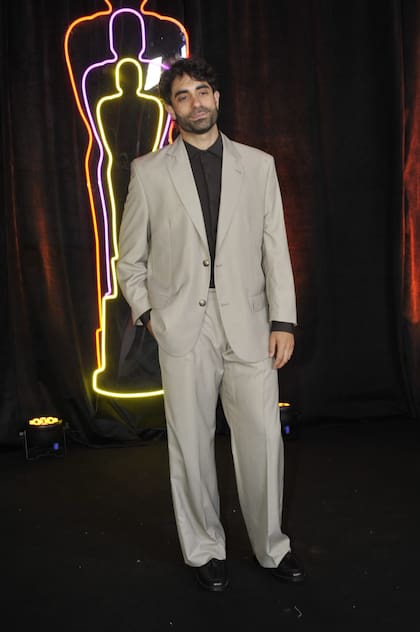 Su compañero Eian Moldavsky vistió un discreto traje en gris perla que combinó con camisa negra y zapatos al tono