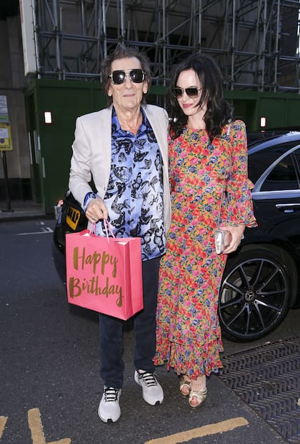 Su compañero y amigo Roonie Wood asistió al festejo junto a Sally Humphreys. Mientras que el Rolling Stone sorprendió con una camisa estampada, blazer banco y zapatillas, su mujer apostó por el color con un vestido largo estampado