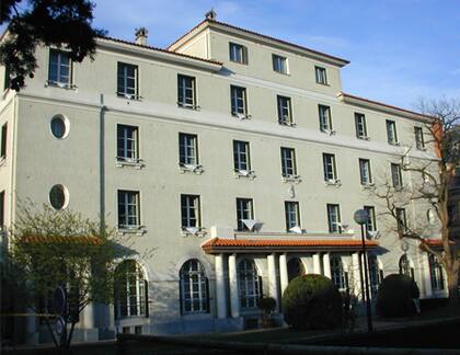 Su construcción se realizó con financiamiento mixto: una parte fue gestionada por el gobierno argentino, y otra, provino de la donación del empresario Otto Bemberg