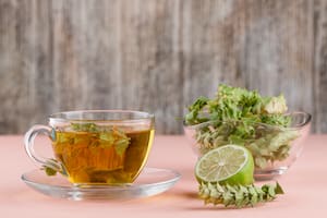 Cinco beneficios de la infusión de manzanilla para la salud del hígado