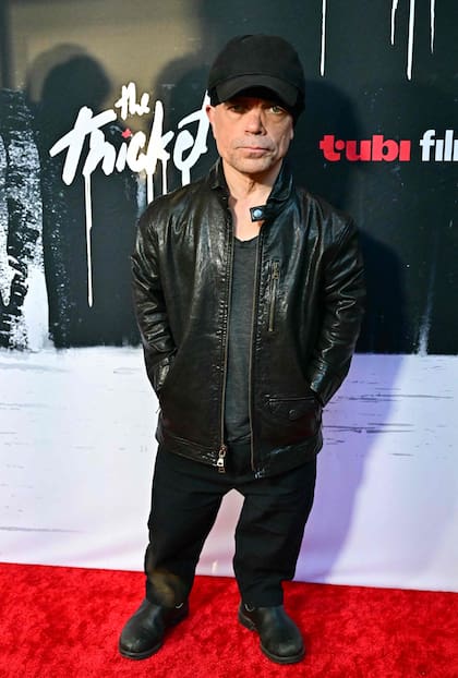 Su coprotagonista, el británico Peter Dinklage eligió para la ocasión un look mucho más casual