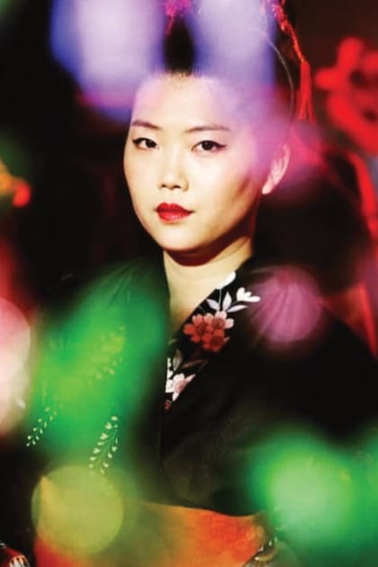 Su costado más artístico: Paula e vistió con un kimono tradicional japonés para convertirse en protagonista de Backround, el más reciente video del rapero Trueno que alcanzó el millón de reproducciones en diez horas.