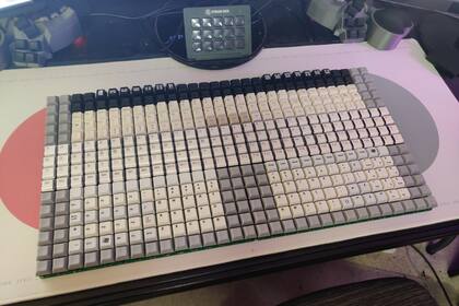 Su creador Ben Rose utilizó el peculiar teclado con 450 teclas para explicar el paso a paso del proyecto del Keyboard 433%