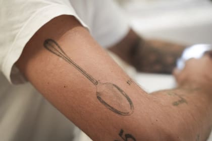 Su cuerpo est lleno de tatuajes