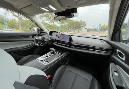 Su diseño es minimalista y combina botones digitales con una pantalla táctil central de 12,3″