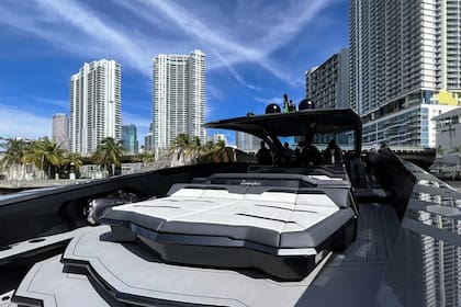 Su diseño flexible permite llevar a cuatro personas o a dos, con una sala de estar